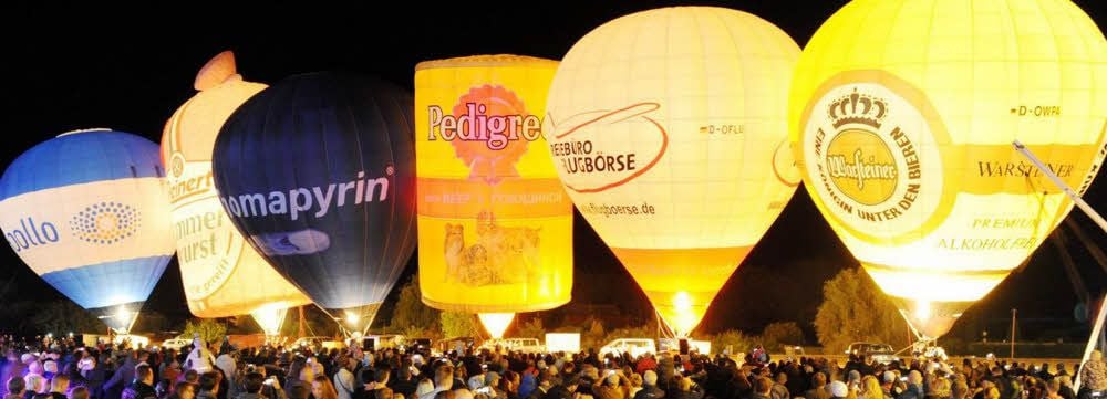 Das Ballonglühen zieht jedes Jahr Tausende Besucher der Kleinen Wiese in den Bann.