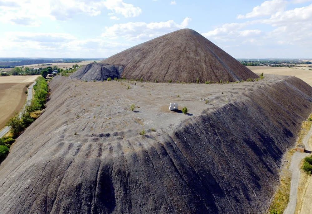 Die Halde mit dem Lichtauge ist weithin sichtbar.