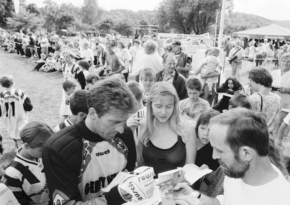 Dicht umringt 1996 in Burgscheidungen: Arminia-Torwart Uli Stein, mit dem HSV Deutscher Meister und Gewinner des Europapokals der Landesmeister.