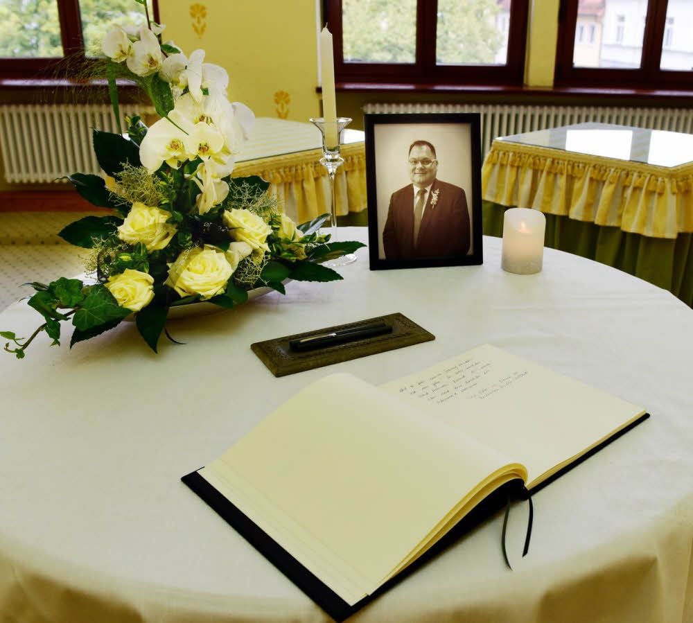 Im Standesamt des Rathauses liegt das Kondolenzbuch aus.