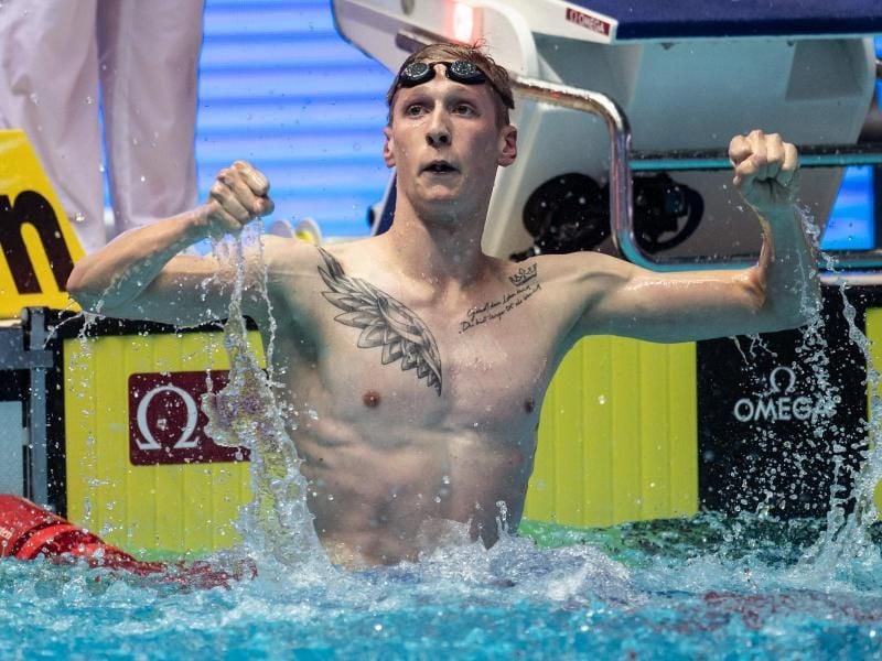 Florian Wellbrock feiert seine zweite WM-Goldmedaille in Südkorea. Foto: Bernd Thissen