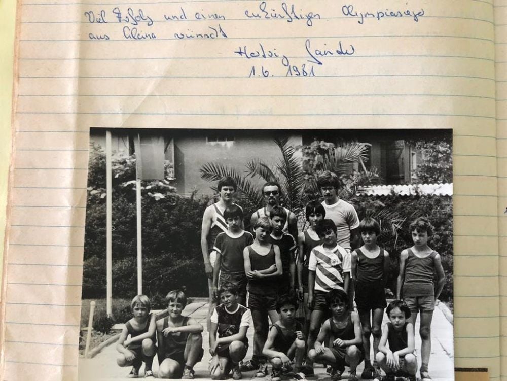 Historisches Dokument: Als Olympiasieger kam Hartwig Gauder (hinten rechts) 1981 zur „Schleife“ und wünschte dem Gleinaer Geher-Nachwuchs mit Denis (ganz rechts) und Mike Trautmann (vorn, 3.v.r.) viel Glück.