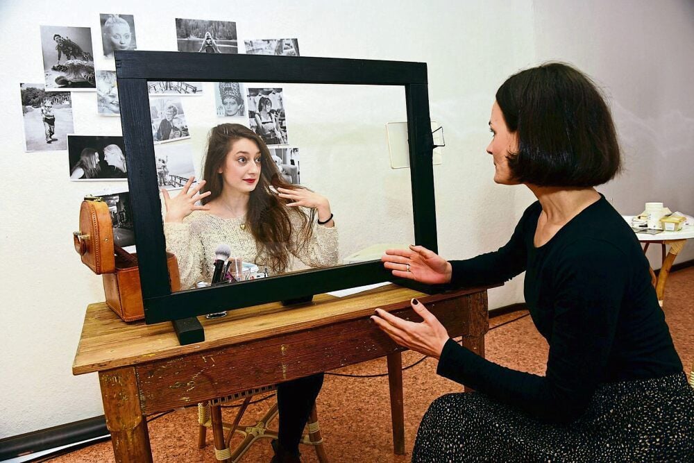 Theater Eisleben: Schauspielerin Constanze Aimée Feulner (links) und Regisseurin Anne Keil proben für das Klassenzimmerstück.