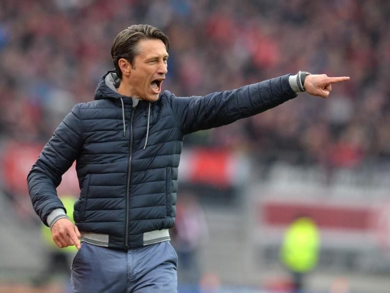 Bayern-Trainer Niko Kovac schreit vom Spielfeldrand aus Anweisungen. Foto: Timm Schamberger/dpa