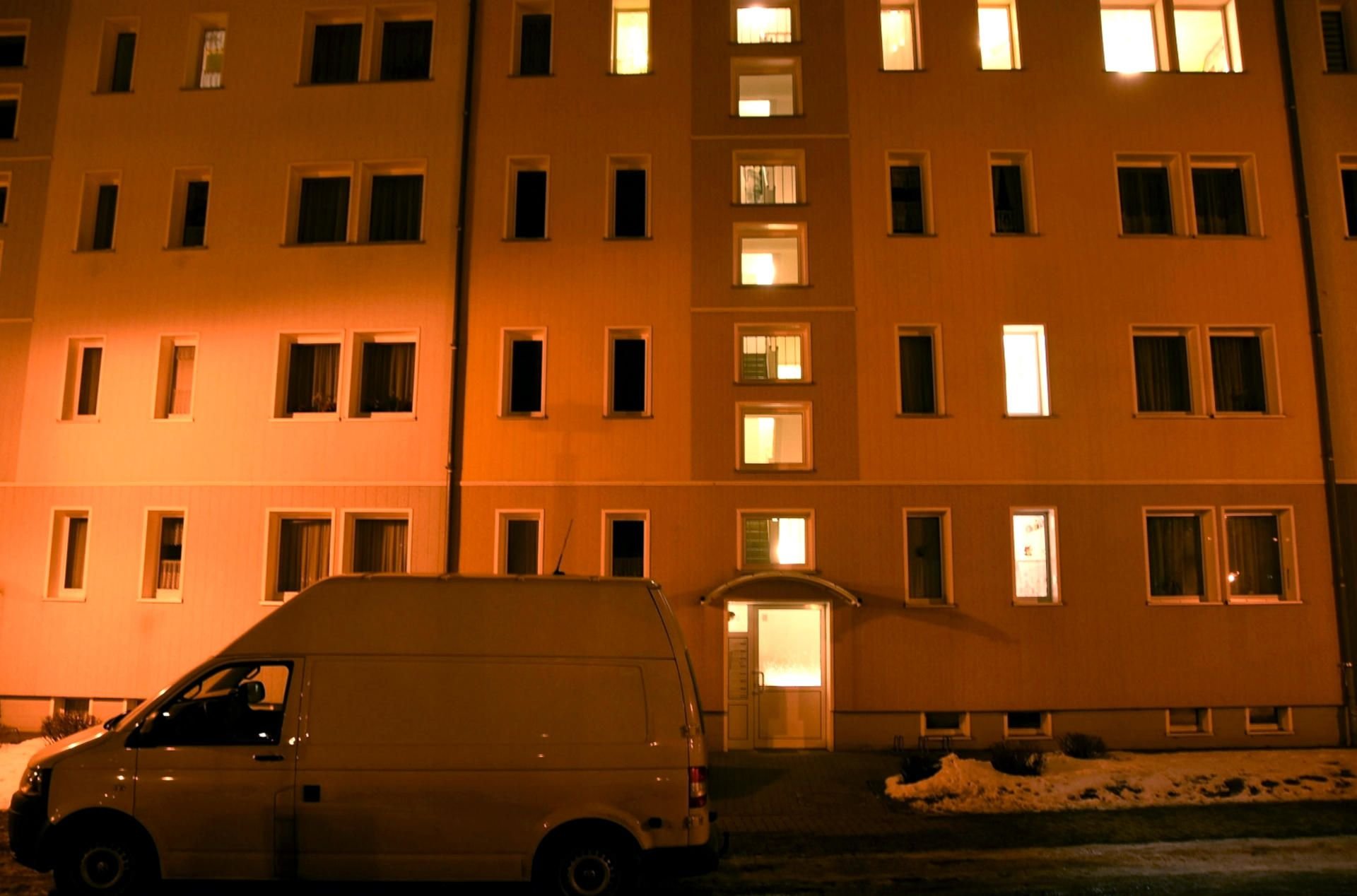 Ein Fahrzeug der Kriminaltechnik steht im Februar 2017 vor einem Plattenbau in Görlitz. Ein Mann und eine Frau aus Niesky haben hier einen Mann in eine Wohnung gelockt, erstickt und danach mit dessen EC-Karte Geld abgehoben.
