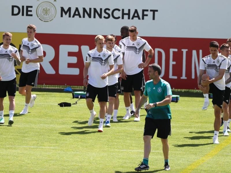 Joachim Löw bereitet sein Team auf den letzten WM-Test gegen Saudi-Arabien vor. Foto: Christian Charisius