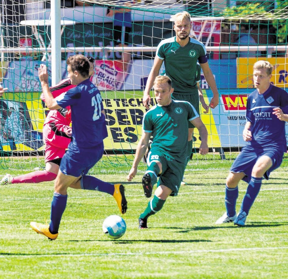 Oliver Seidel (3.v.r) sorgte mit seinen Tor für den ersten Punkt der 99er in der Oberliga.