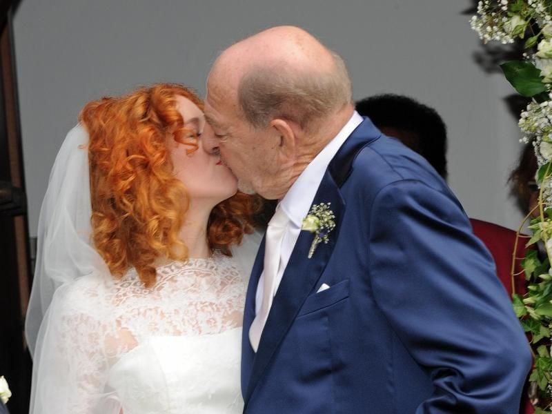 Das Brautpaar aus Ralph und Laura Siegel küsst sich nach der Trauung vor der Thomaskirche. Foto: Ursula Düren