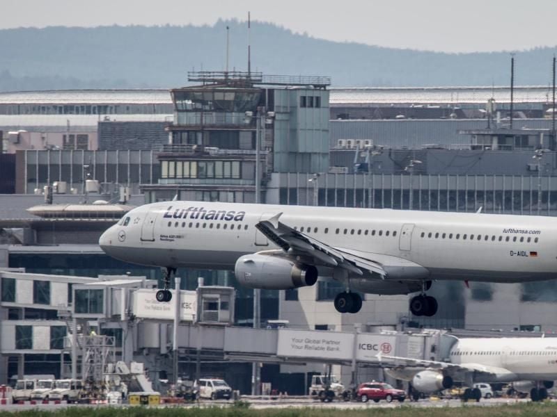 Die Lufthansa will beobachten, wie sich die Lage in der Türkei entwickelt. Foto: Boris Roessler
