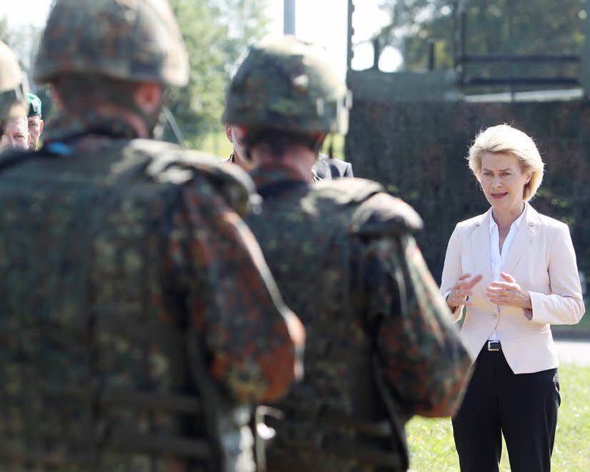 Verteidigungsministerin von der Leyen und Soldaten in Weißenfels