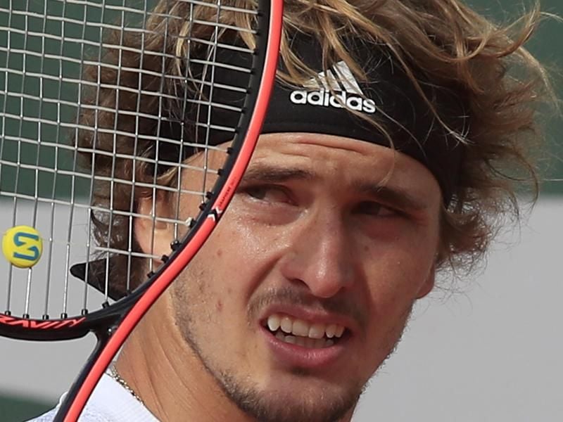 Alexander Zverev ist im Achtelfinale der French Open gegen den Italiener Jannik Sinner ausgeschieden. Foto: Michel Euler/AP/dpa