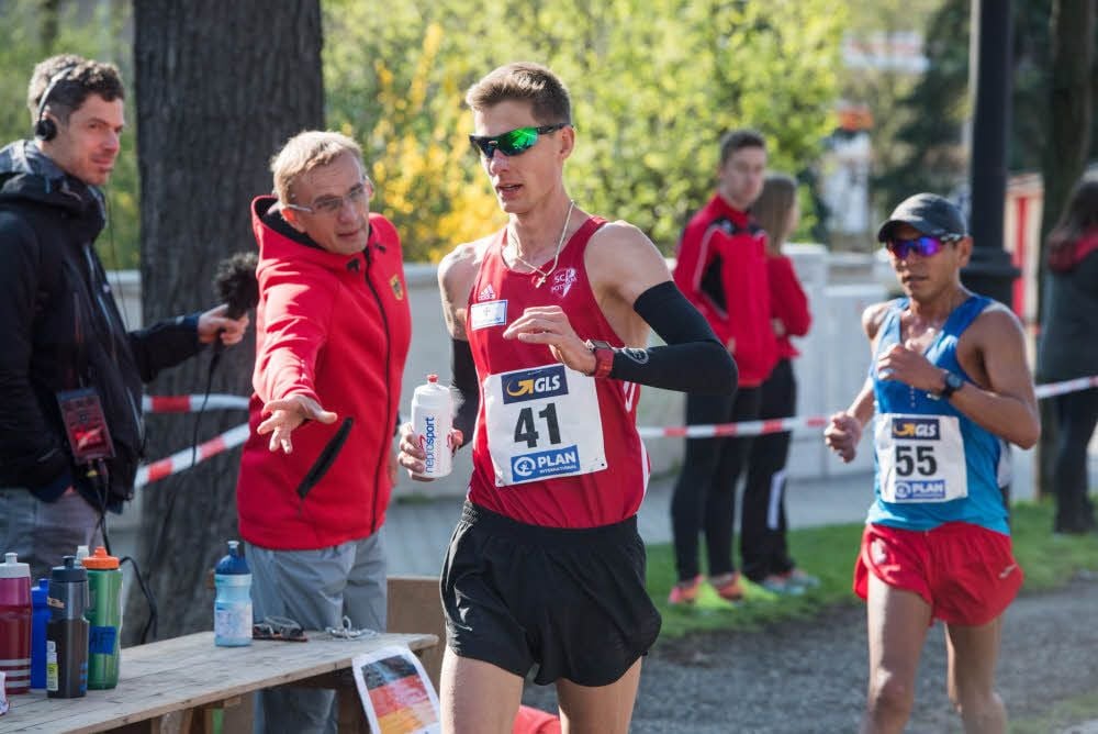 Christopher Linke, hier mit Bundestrainer Ronald Weigel, ist am Sonnabend in Naumburg erneut Deutscher Meister über 20 Kilometer geworden und ein heißer Medaillenkandidat für die EM im August in Berlin.