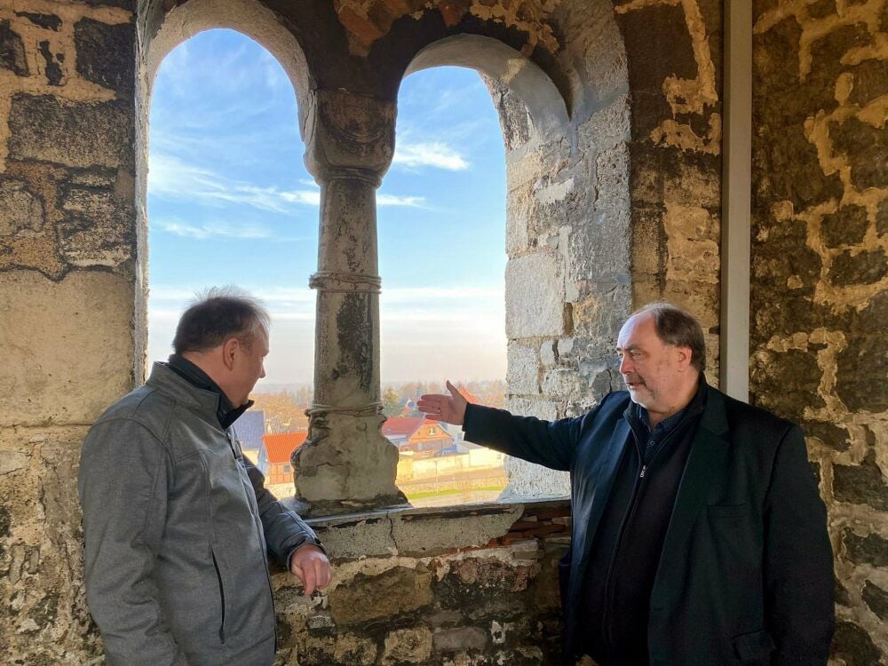 Rüdiger Kempe (re.) und Dirk Becker schauen sich die Kirche an. Hier werden die Werkstätten für Denkmalpflege bald ihre Spuren hinterlassen.
