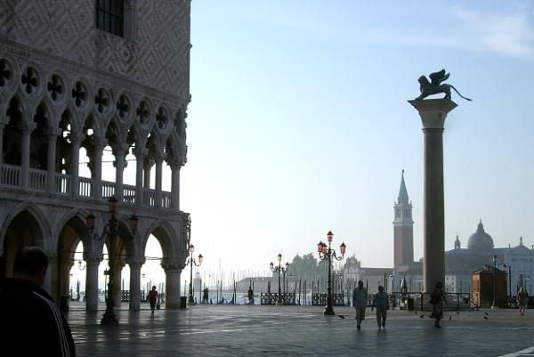 Der Markusplatz in Venedig. Wenn es nach Bürgermeister Brugnaro geht, sollen hier demnächst Kugeln fliegen, sobald die Worte „Allahu Akbar“ ertönen.