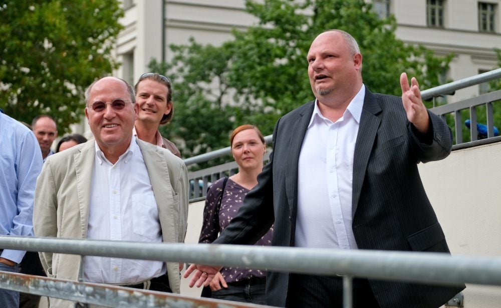 Hendrik Lange (rechts) zeigt Gregor Gysi (links) die Stadt.