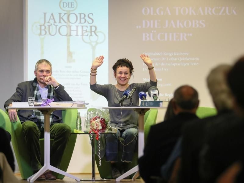 Olga Tokarczuk zu Beginn ihrer Lesung in der Stadtbibliothek Bielefeld. Foto: Friso Gentsch/dpa