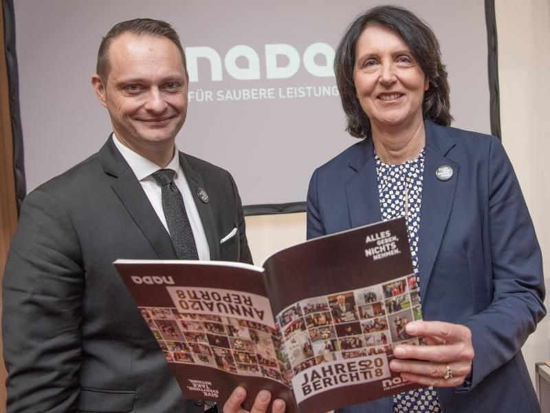 Lars Mortsiefer und Andrea Gotzmann bei der Jahres-Pressekonferenz der NADA in Berlin. Foto: Jörg Carstensen