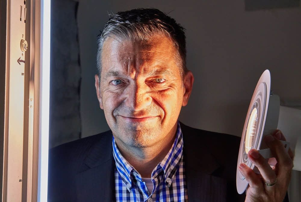 Erkennen Sie den Unterschied an den Gesichtshälften? Links das tageslichtweiße LED-Licht, rechts eine LED-Straßenleuchte, die der Bernburger Unternehmer Thomas Hensel mit seinen Ingenieuren entwickelt hat.