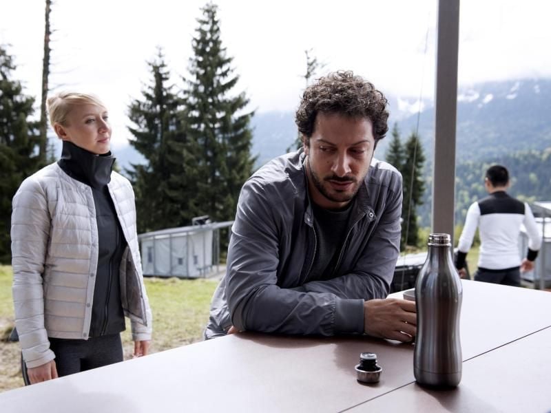 Der Lehrer (Fahri Yardim) und die Psychologin (Anna Maria Mühe) im Ausbildungscamp. Foto: Marc Reimann