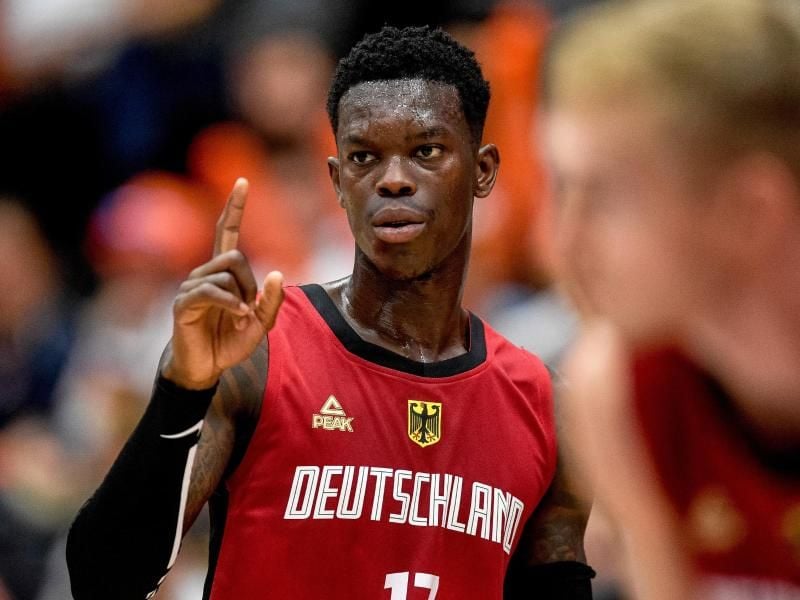 Ist für die Musik im Bus zuständig: Hip-Hop-Fan Dennis Schröder. Foto: Axel Heimken