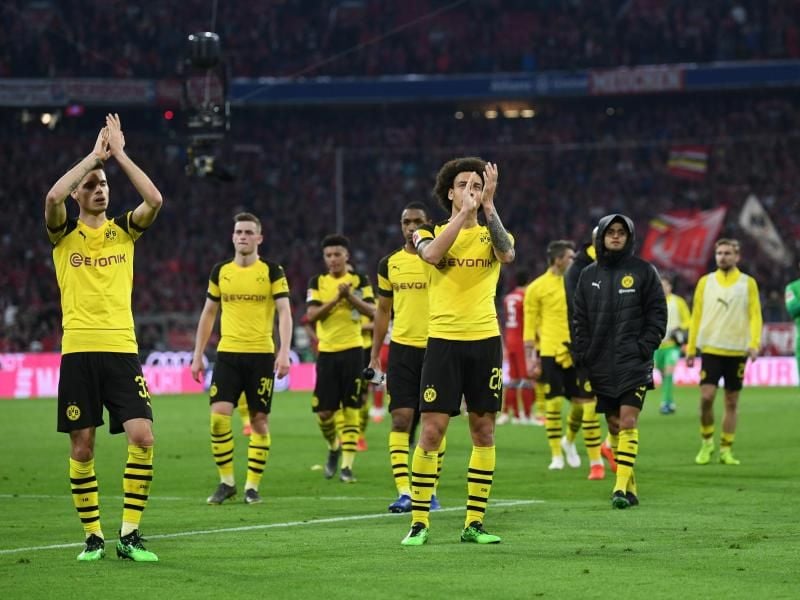 Tapfer klatschen die Spieler von Borussia Dortmund nach der 0:5-Niederlage in München zu den Fans. Foto: Sina Schuldt/dpa