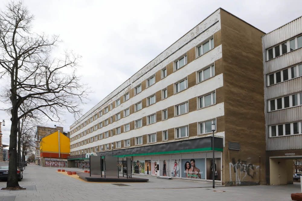 Das Wohnhaus Kavalierstraße 58-65 hat einen neuen Eigentümer. Der wird es sanieren.