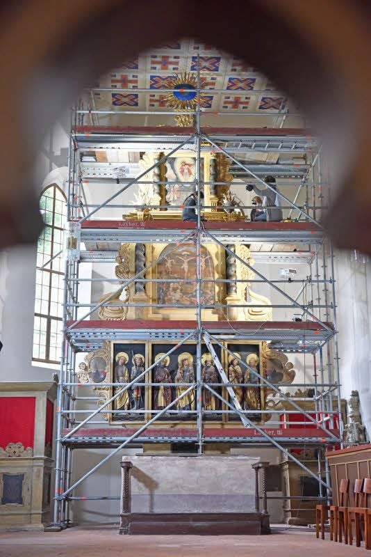In der Brehnaer Stadtkirche wird der Altar saniert.