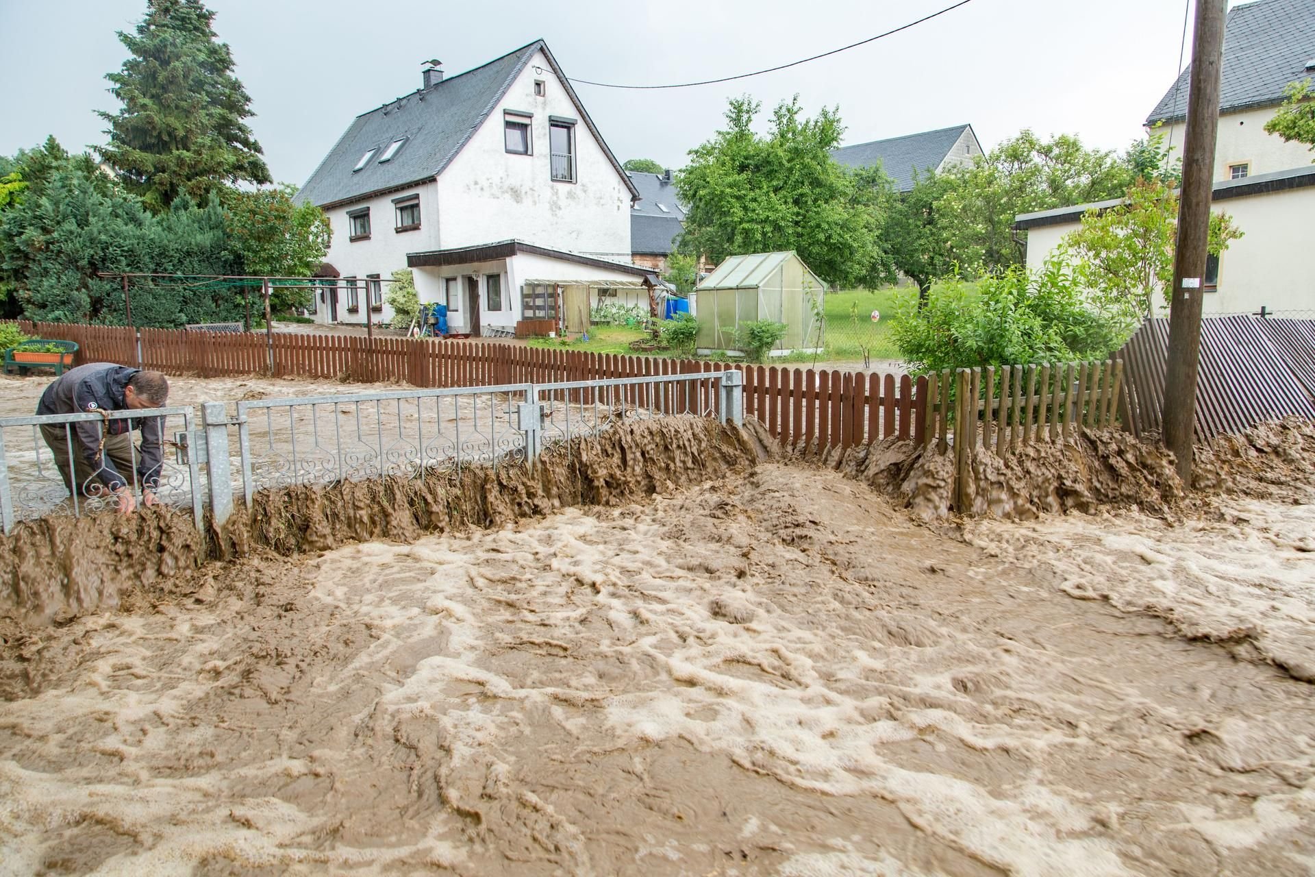 Gehringswalde: Braune Wassermassen wälzen sich nach heftigen Regenfällen durch den Ort.