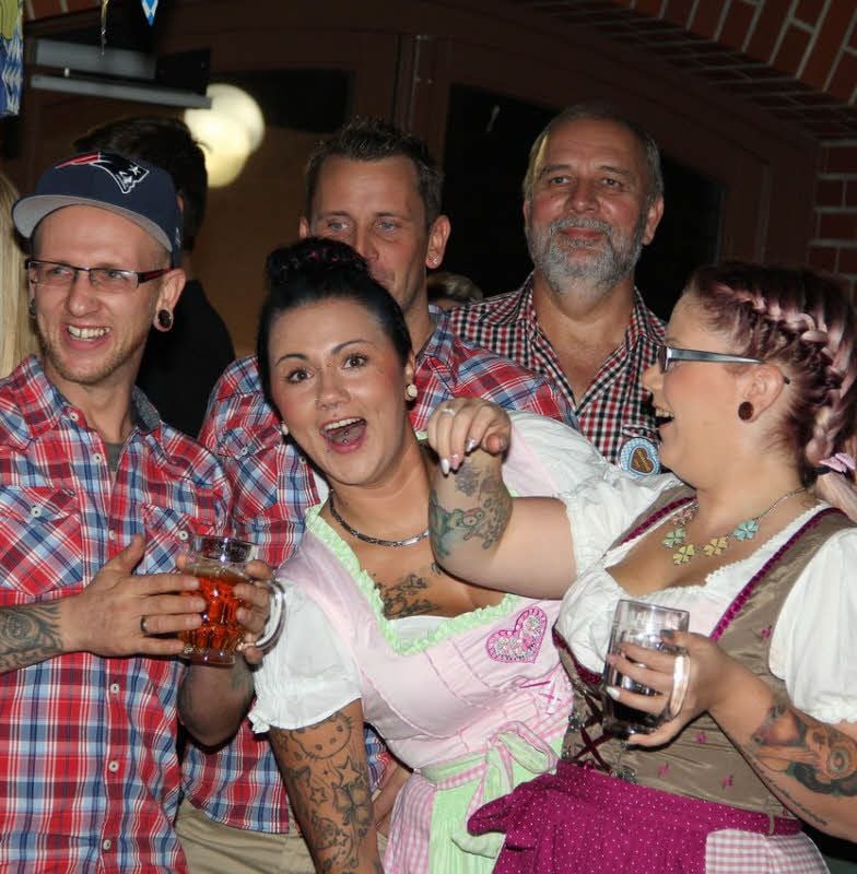 Das erste Oktoberfest in der Scheune lud zum Feiern ein.