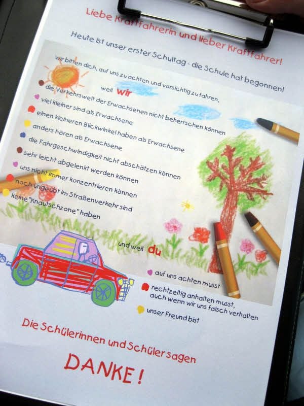 Hinweis-Zettel von Schülern für Autofahrer