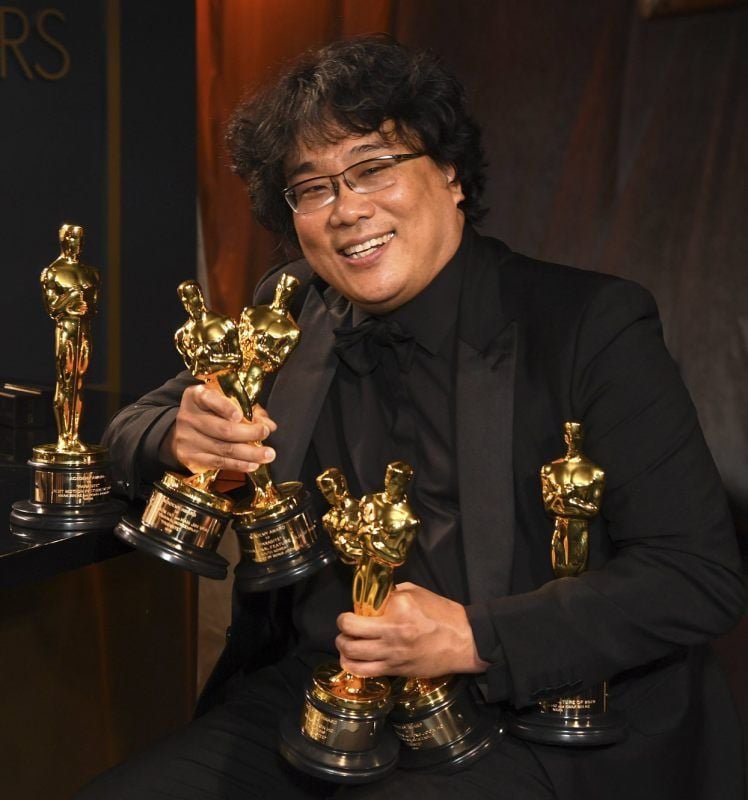 Bong Joon Ho hält seine Oscars für „Parasite“ in Händen. Der Film wurde in den Kategorien „Beste Regie“, „Bestes Originaldrehbuch“, „Bester Film“ und „Bester fremdsprachiger Film“ ausgezeichnet.