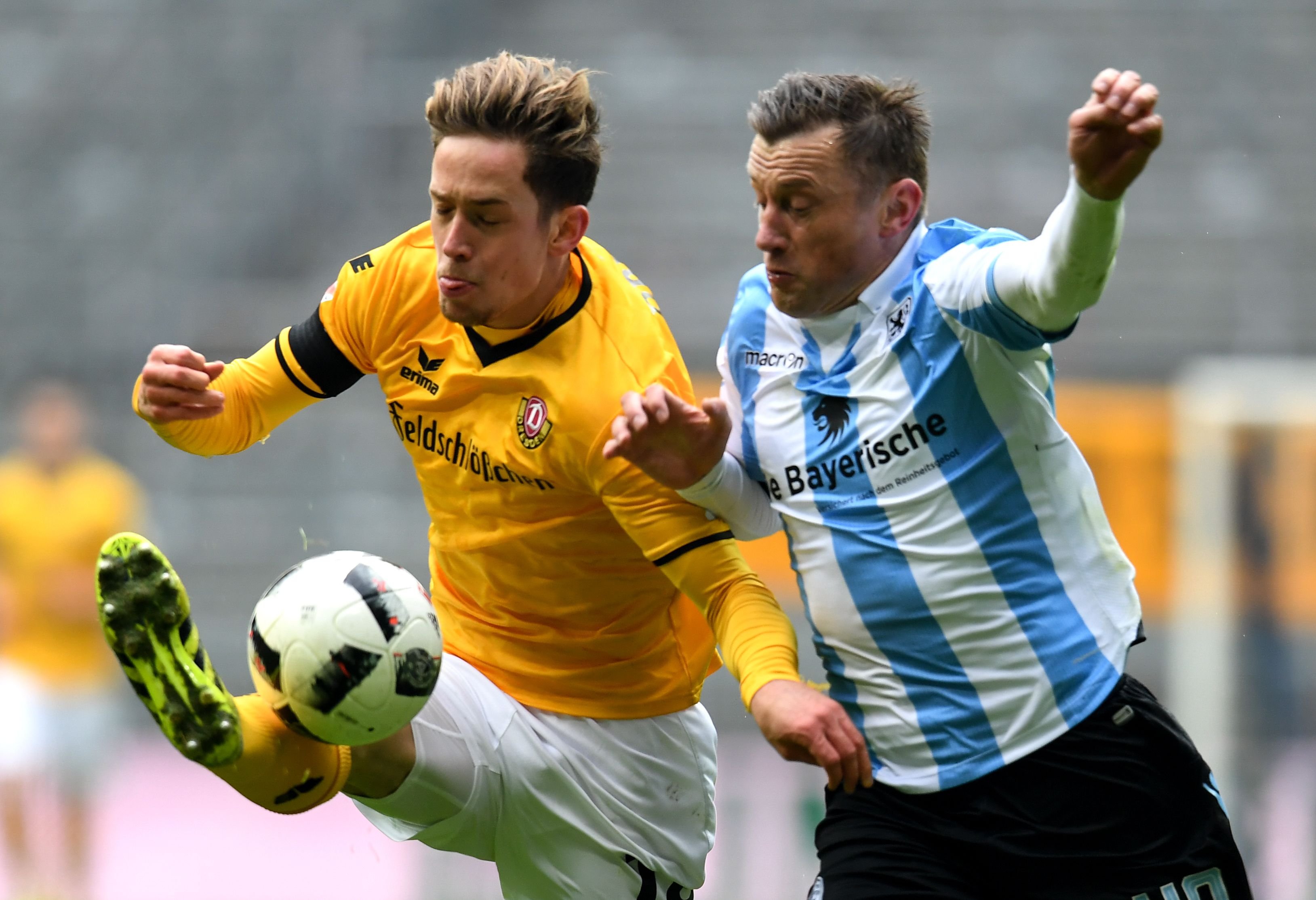 Zweikampf zwischen Ivica Olic (r.) und Dresdens Jannik Müller.