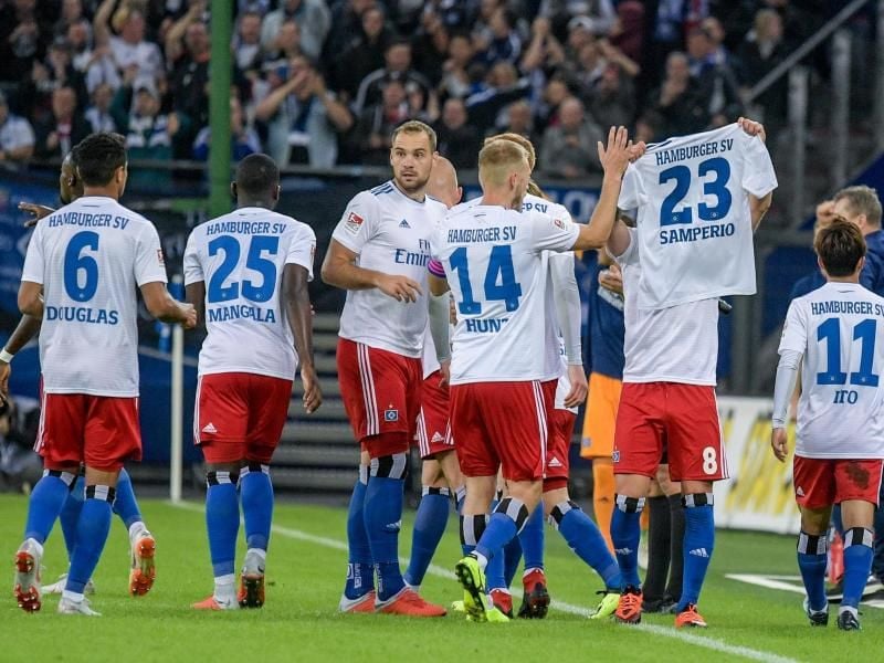 Die Spieler des HSV feiern den Treffer zum 1:0 gegen Bielefeld mit dem Trikot ihres Vereinskameraden Samperio. Foto: Axel Heimken