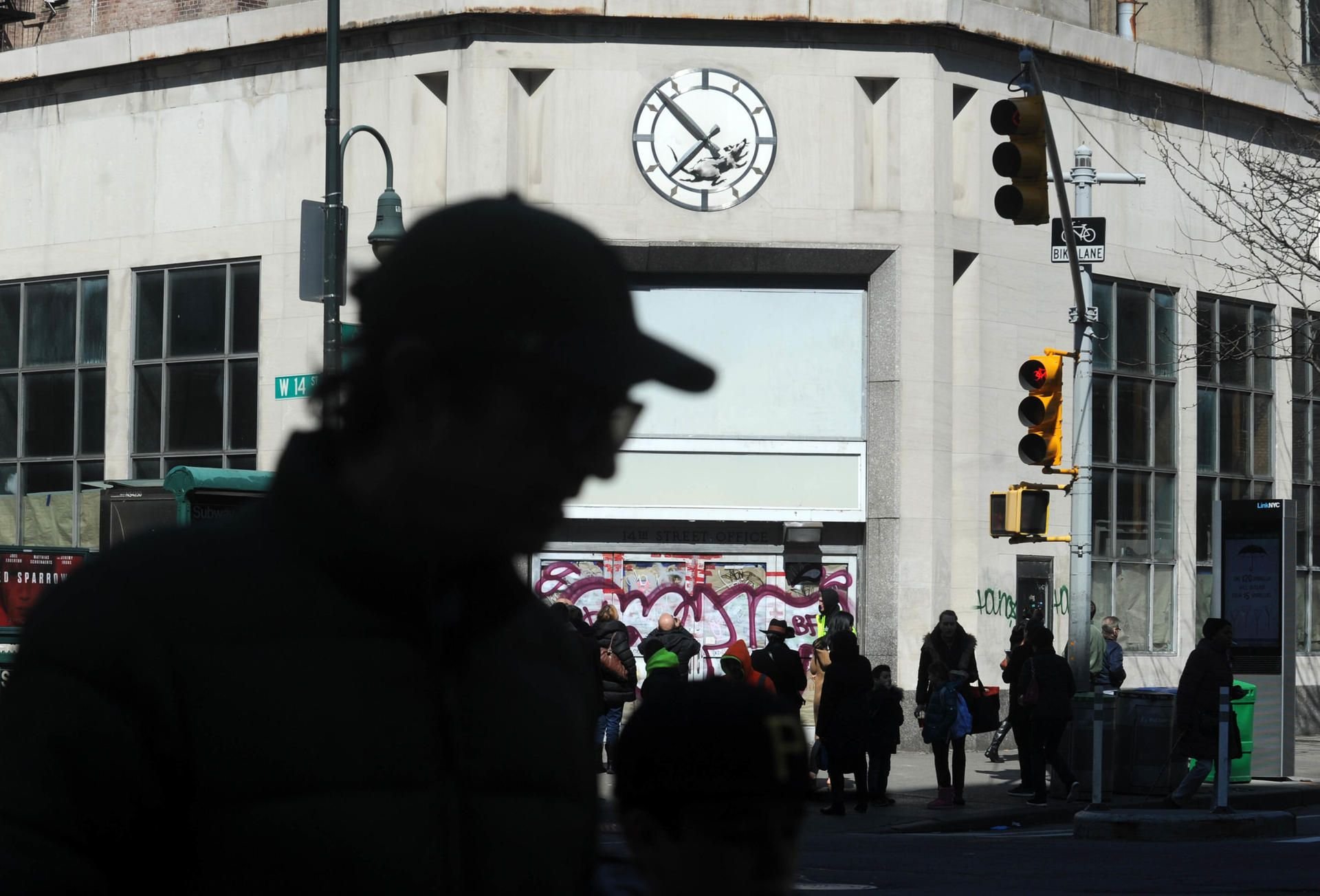 Viele Menschen in New York bleiben stehen und fotografieren das Werk.