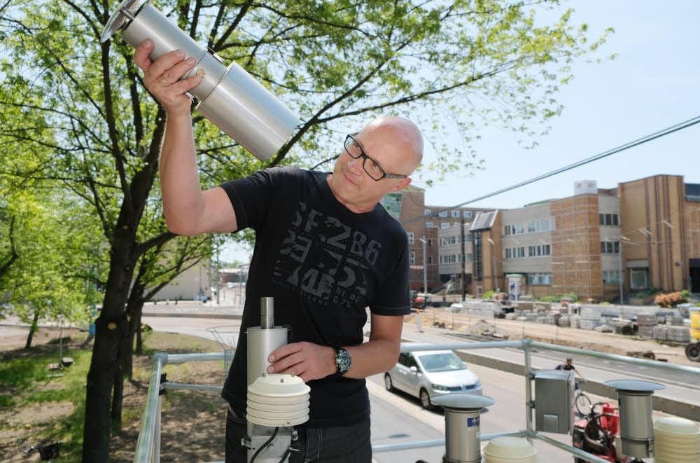 Alexander Amling, Messtechniker im Landesamt für Umweltschutz, kontrolliert die Ansaugrohre auf der Station am Riebeckplatz.