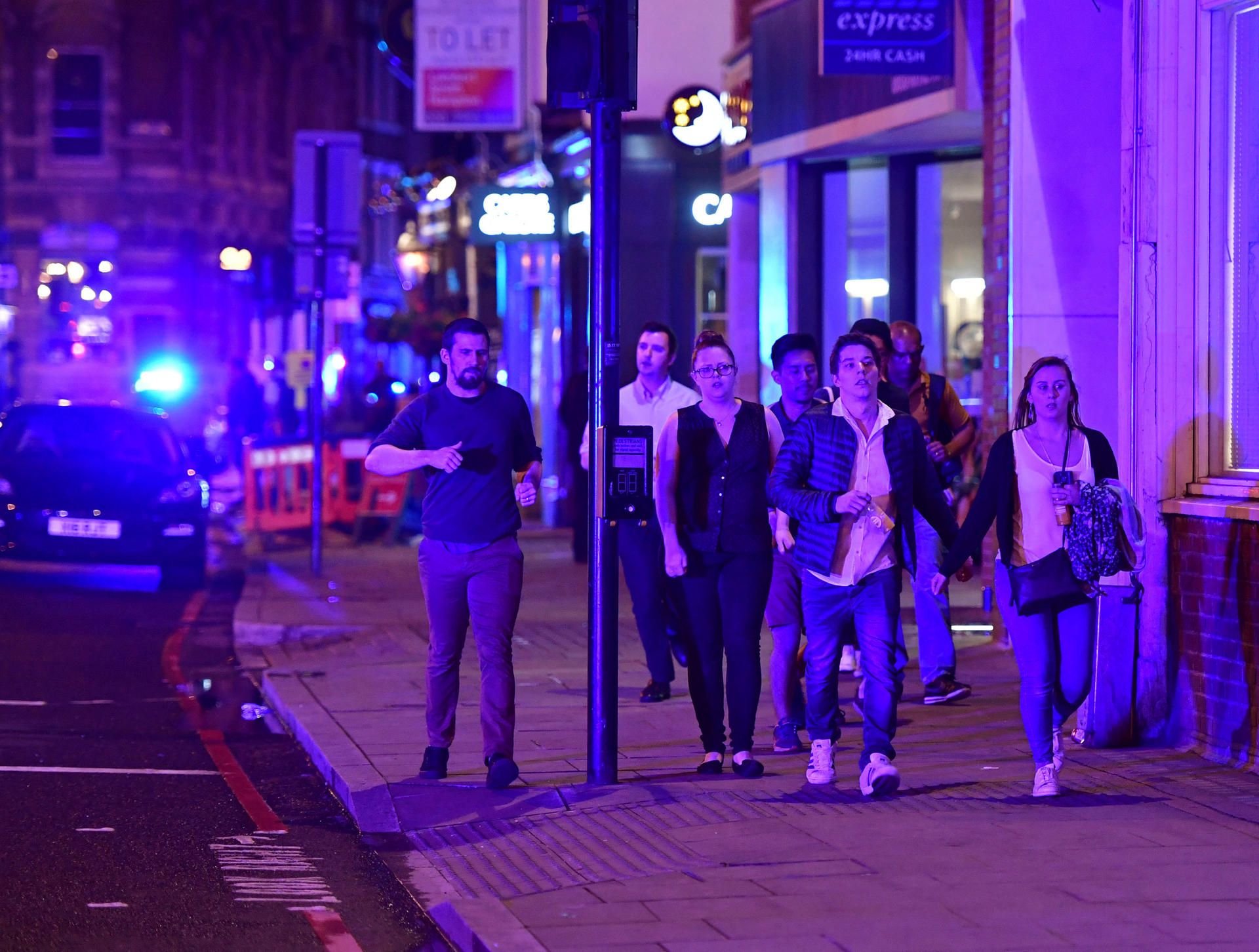 Die Polizei hat die Menschen angewiesen, das Gebiet rund um die London Bridge zu verlassen.
