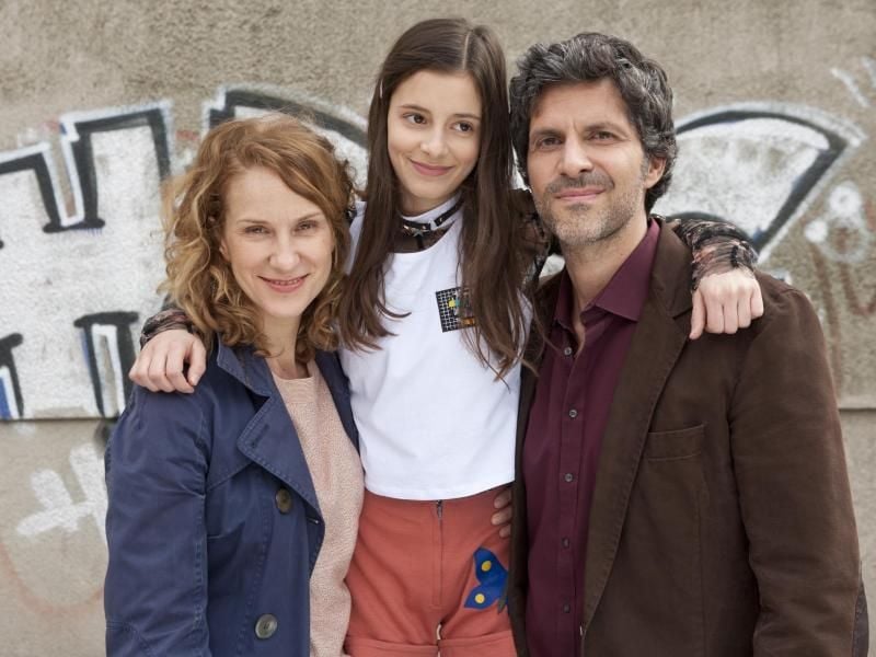 Die Schauspieler Chiara Schoras, Mia Kasalo und Pasquale Aleardi beim Drehstart der neuen ZDF-Serie "Das Pubertier". Foto: Britta Krehl/ZDF