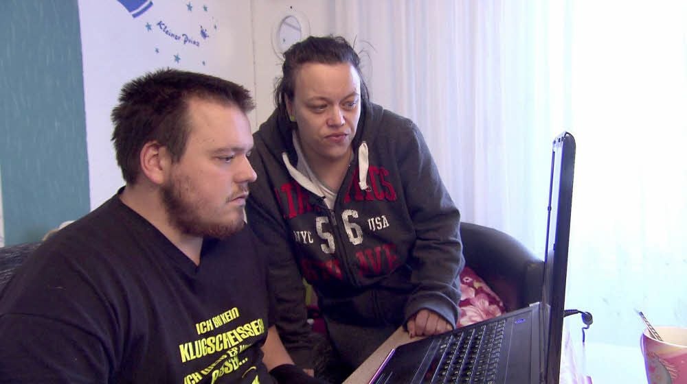 Eine Szene aus „Hartz und Herzlich“: Die Protagonisten Pascal und Yvonne gehen auf Jobsuche.