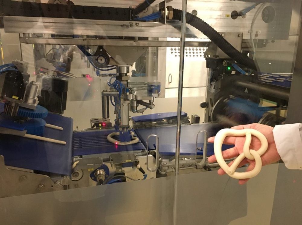 Die Brezeln schlingt ein Roboterarm.