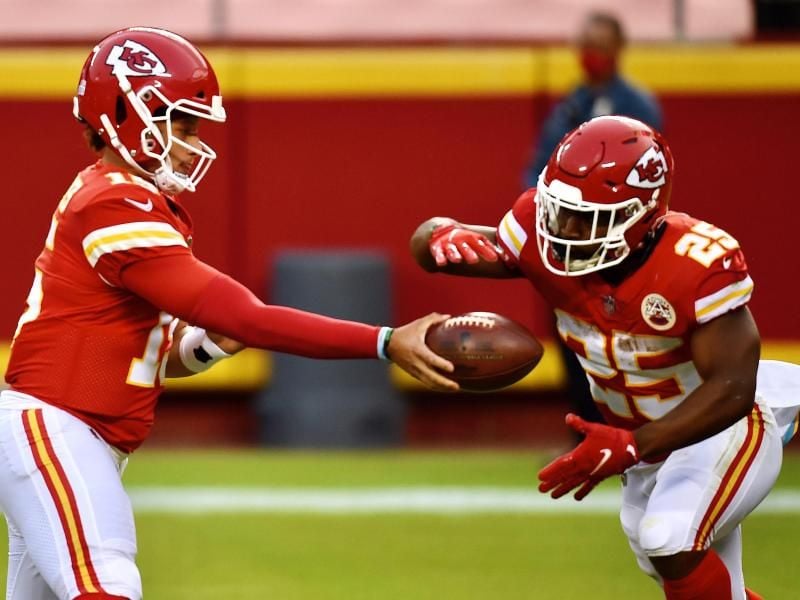 Quarterback Patrick Mahomes (l) von den Kansas City Chiefs übergibt den Football an Clyde Edwards-Helaire. Foto: Tammy Ljungblad/TNS via ZUMA Wire/dpa
