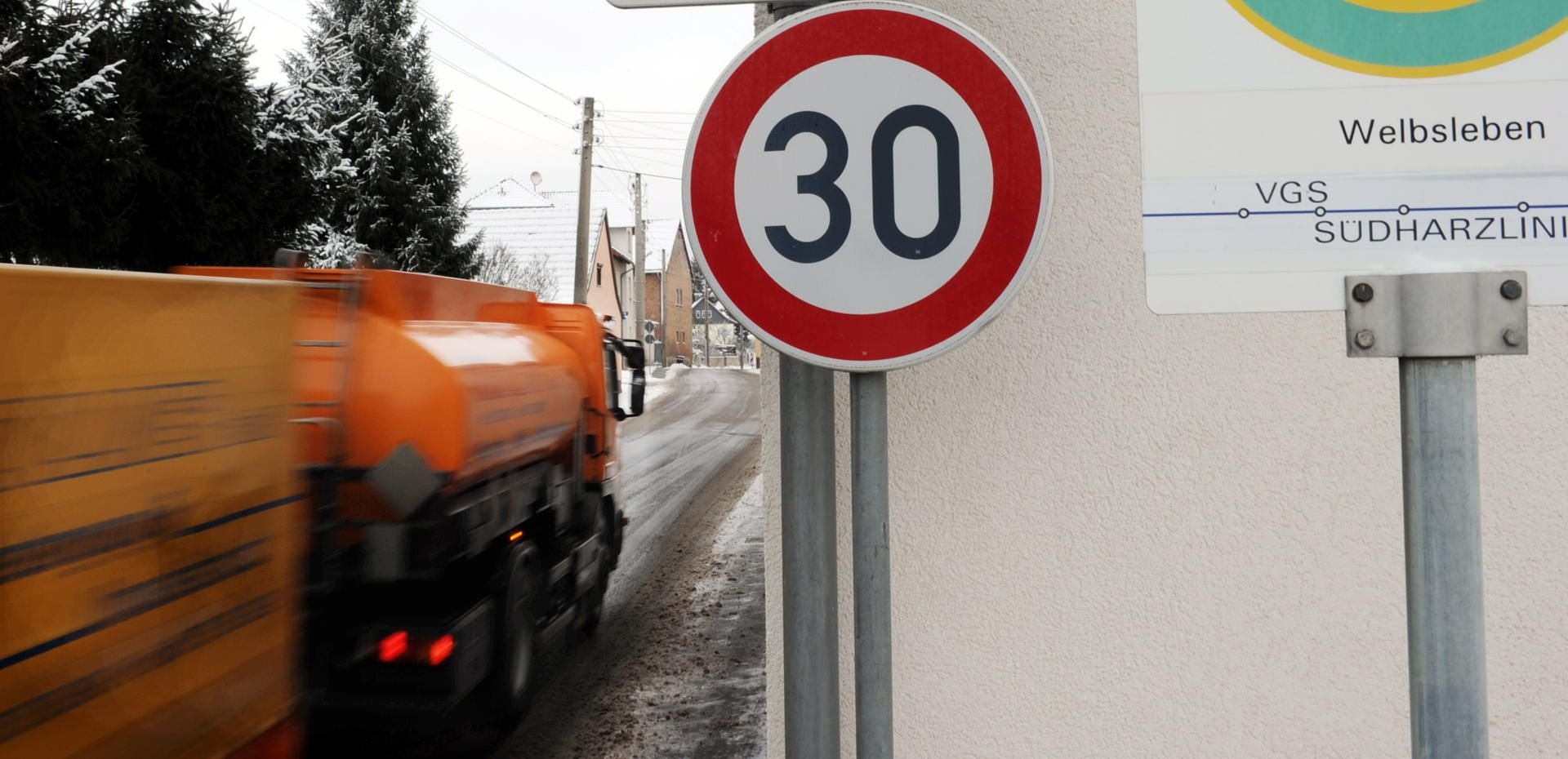 Die Ascherslebener Straße in Welbsleben ist zu eng für den vielen Durchgangsverkehr. Immer wieder würde es zu brenzligen Situationen kommen.