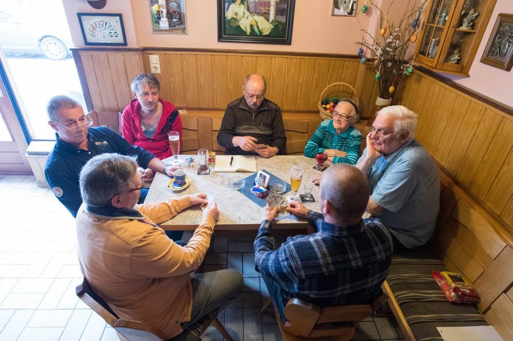 Immer wieder montags kommt die Skatrunde in der „Lindenstube“ zusammen.