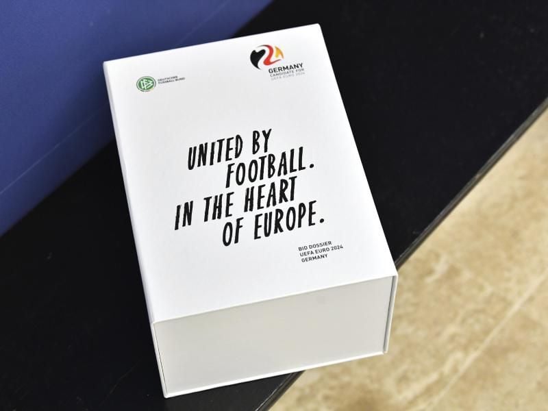 Die Bewerbungsunterlagen des DFB für die EM 2024. Foto: Harold Cunningham/UEFA