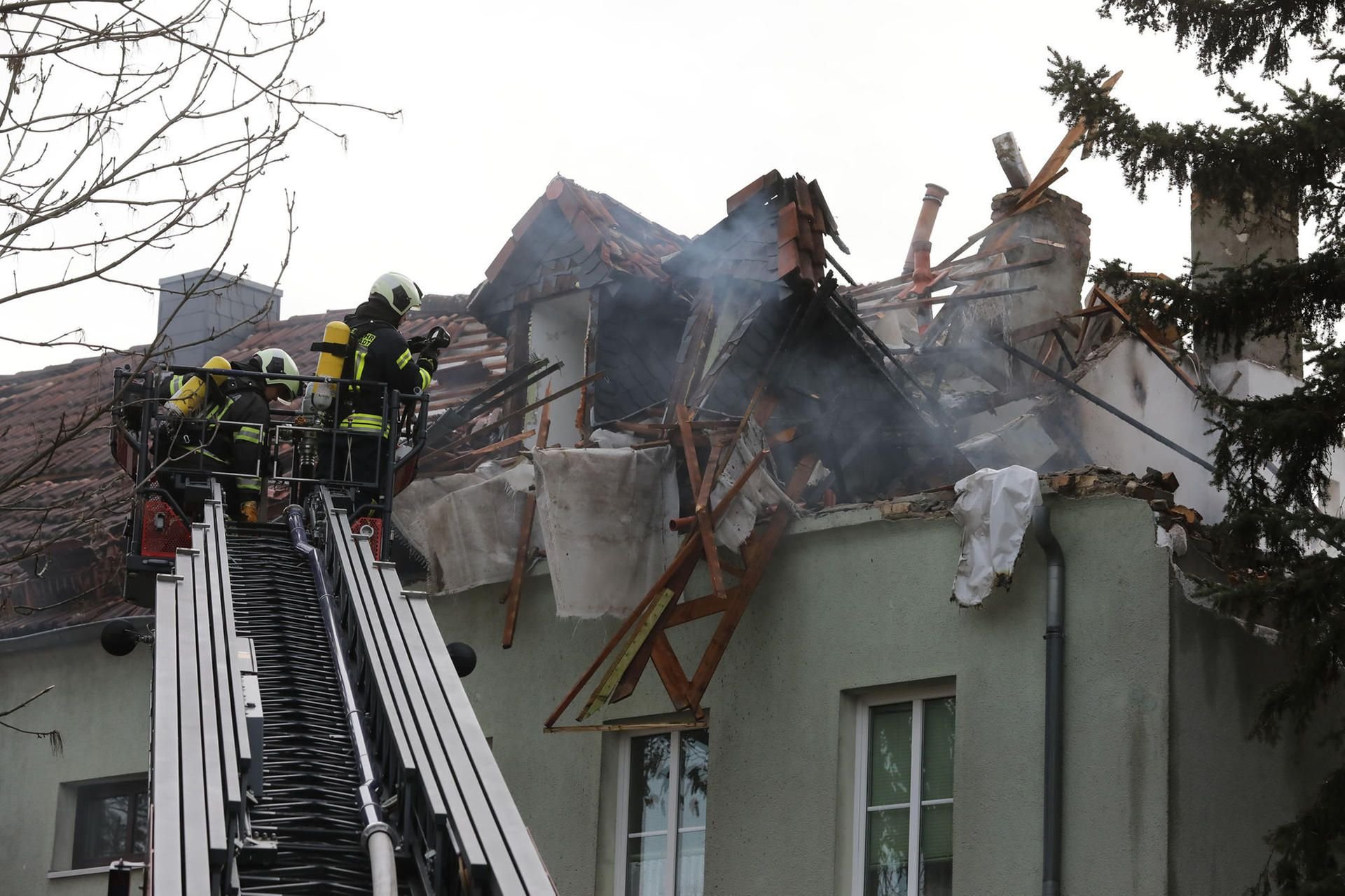 Eine Gasexplosion hat den Dachstuhl eines Hauses im sächsischen Bernsdorf zerstört.