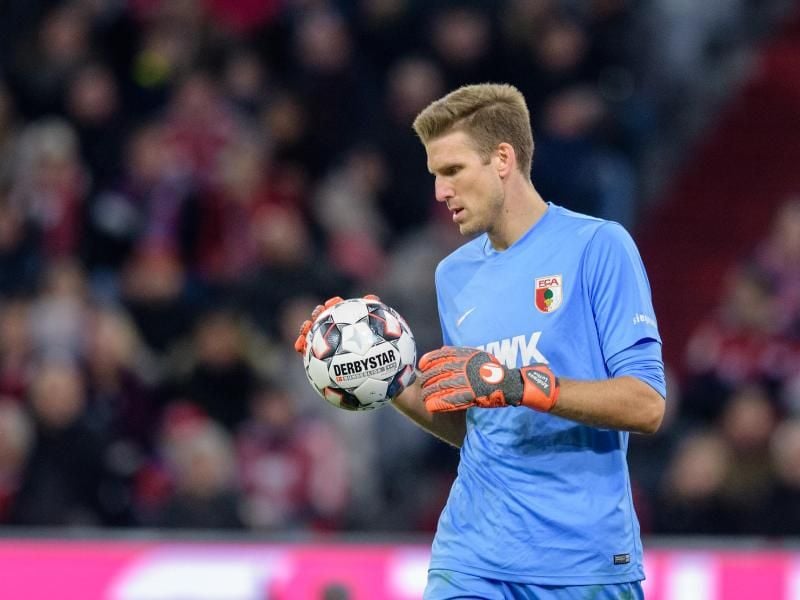 Augsburg-Keeper Andreas Luthe trägt einen Spezialhandschuh. Foto: Matthias Balk