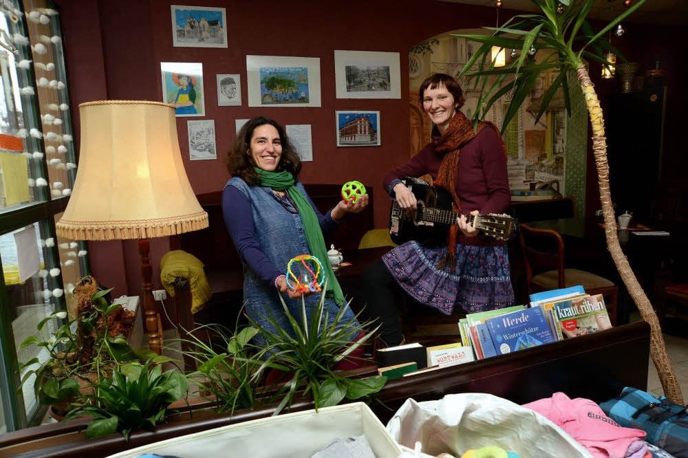 Anni Thümmler (links) und Birte Oltmanns arbeiten ehrenamtlich im Café Courage.