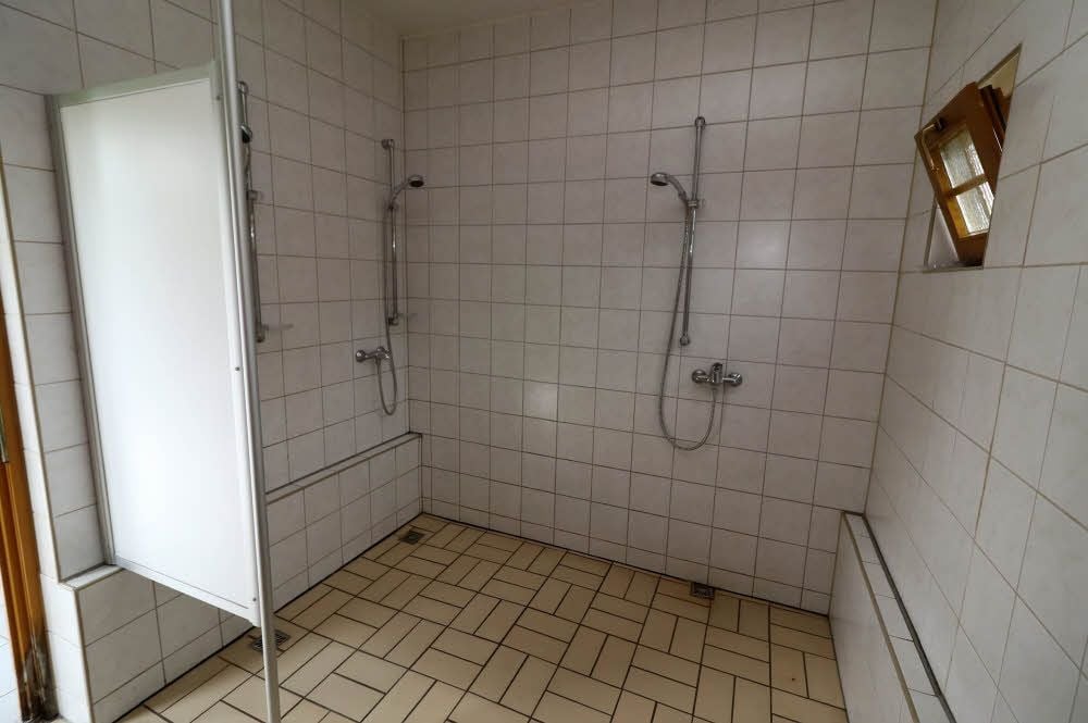 Die Duschen im Allstedter Bad.