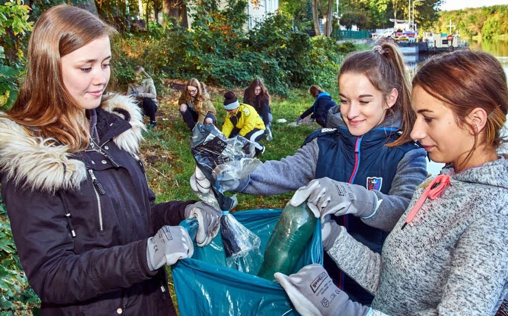 Die 10. Klasse des Campus Technicus war am Mittwoch am Saale-Ufer unterwegs und sammelte jede Menge Müll ein.