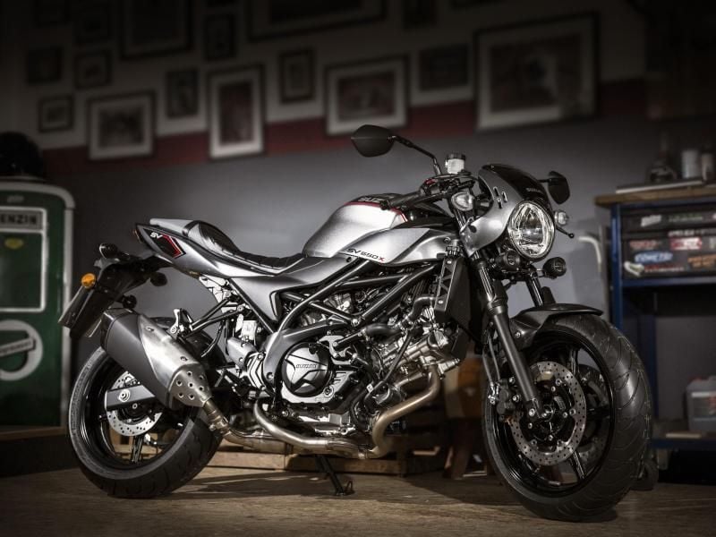 Kommt Anfang 2018 auf den Markt: Die Suzuki SV650X nimmt Anleihen bei klassischen Café Racern. Foto: Suzuki/dpa-tmn