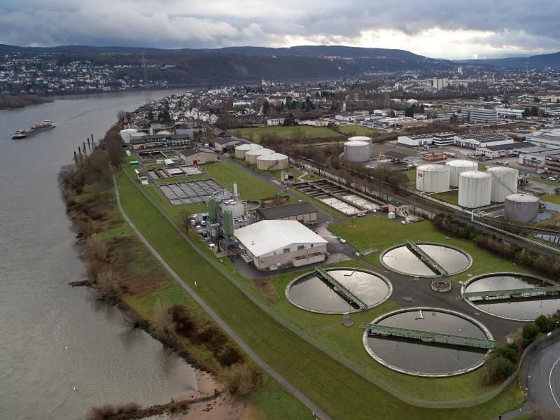 Die Luftaufnahme mit einer Drohne zeigt das Klärwerk im Koblenzer Industriegebiet. Foto: Thomas Frey/dpa/Archivbild